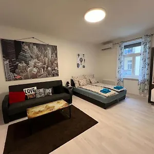  Apartman Smith House
